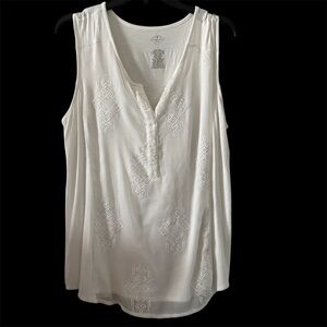 St. John's Bay White Sleeveless Tank Top! Excellent condition!